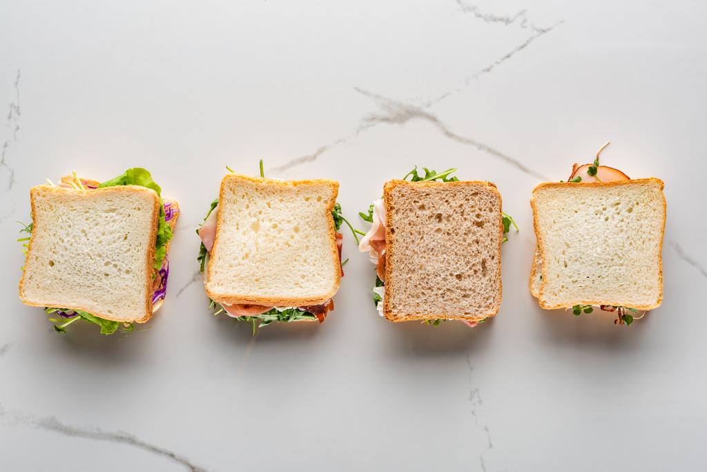 大理石の白い表面に新鮮なサンドイッチの上からの眺め - 写真・画像