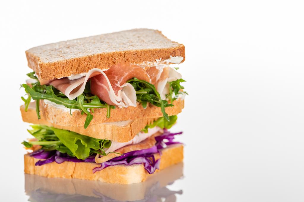 sanduíches frescos com arugula e carne na superfície branca
 - Foto, Imagem