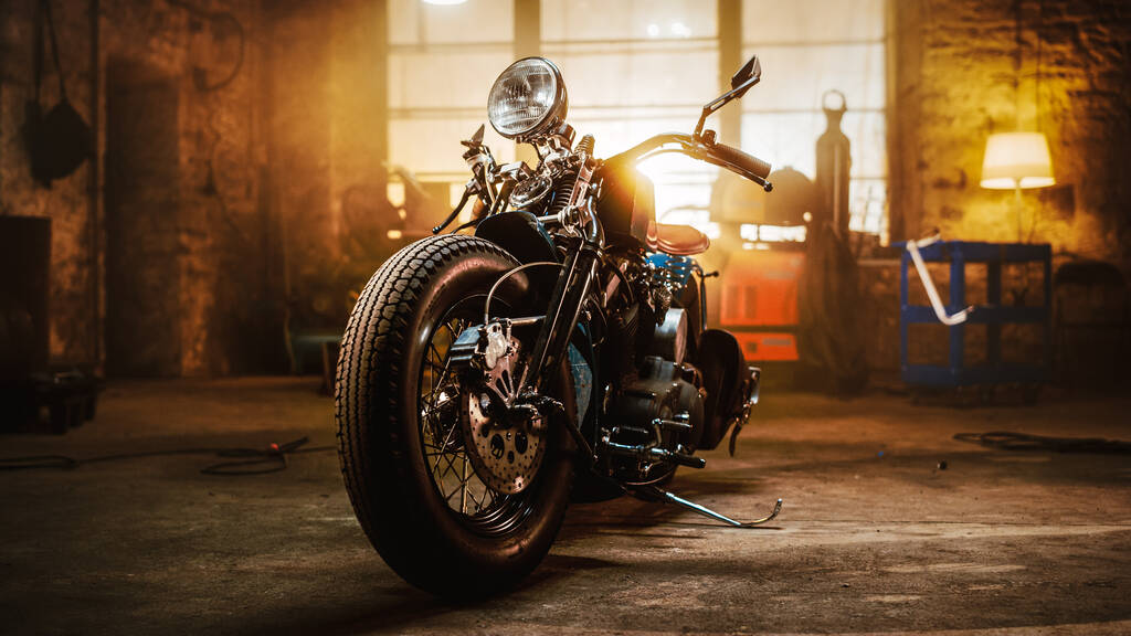 Vlastní Bobber Motorka Stojící v autentické kreativní dílně. Ročník styl motocykl pod teplou lampou světlo v garáži. - Fotografie, Obrázek