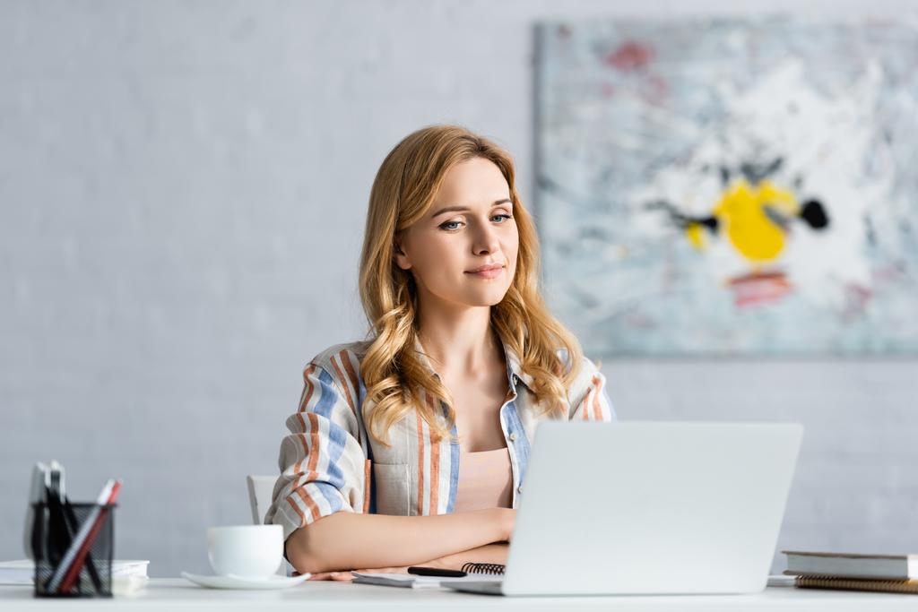Вибірковий фокус концентрованої жінки, що працює з ноутбуком
  - Фото, зображення