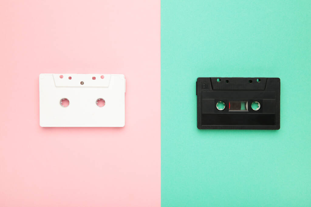 Dwie stare kolorowe kasety na kolorowym tle. Dzień muzyki, widok z góry - Zdjęcie, obraz