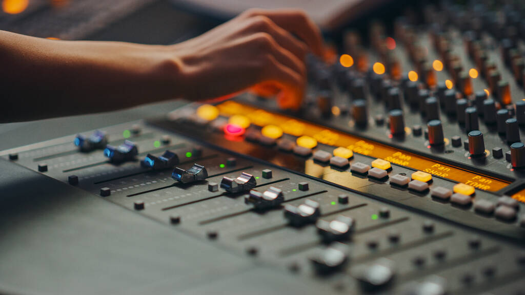 Moderno Music Record Studio Control Desk con equalizzatore automatico, mixer e altre attrezzature professionali. Commutatori, pulsanti, fader, cursori, motorizzati Faders Move, Record, Play Hit Song. Primo piano - Foto, immagini