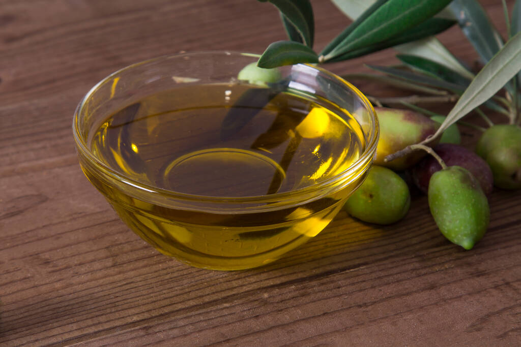 миска оливкового масла с оливками - Фото, изображение
