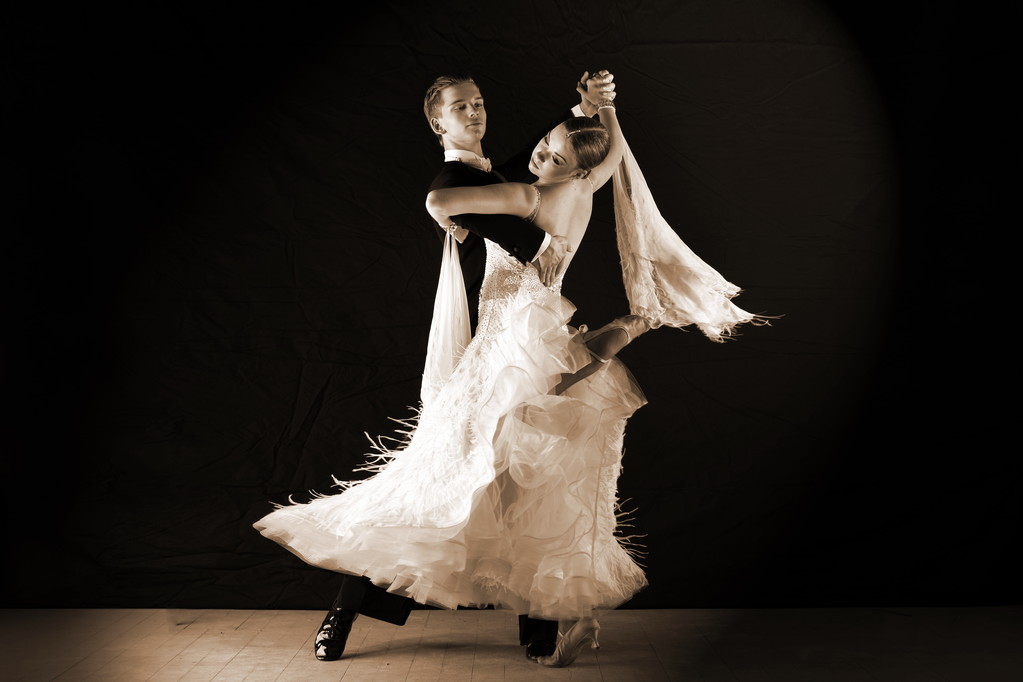 Latino tanssijoita tanssisalissa
 - Valokuva, kuva