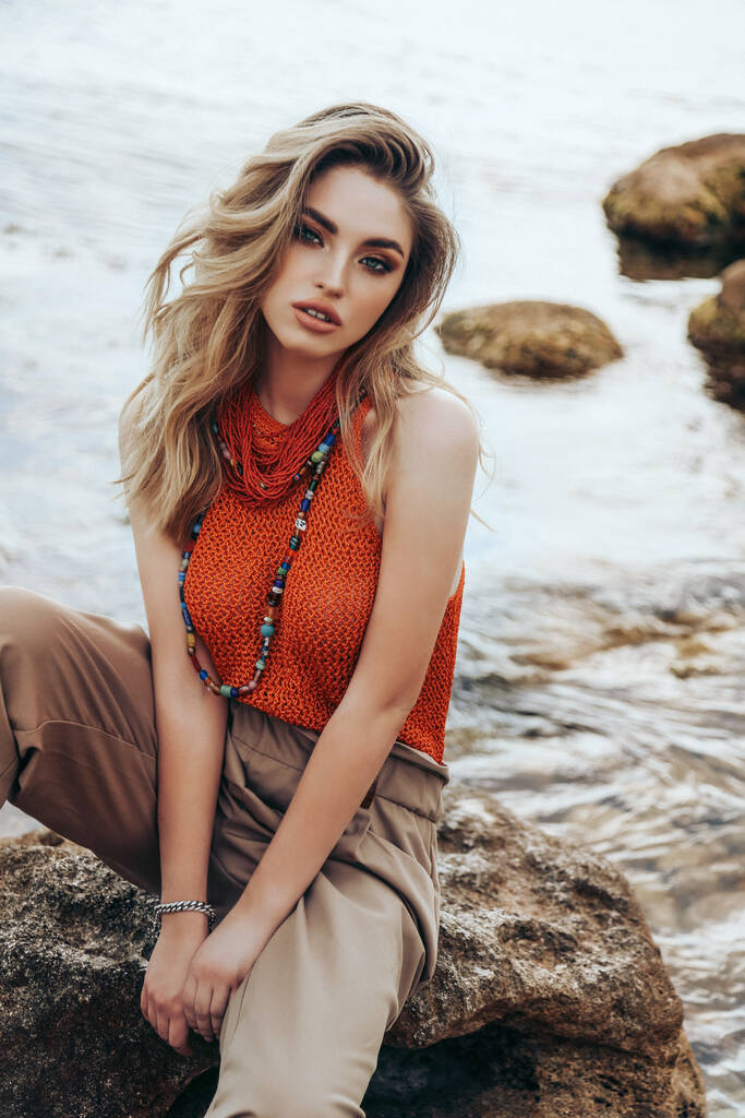foto de moda al aire libre de la hermosa mujer con el pelo rubio en ropa casual posando en la playa de verano
 - Foto, imagen
