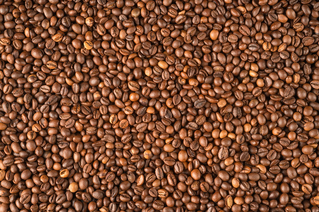 Сырая кофейная зёрна закрывают поверхность. Фон и текстура
 - Фото, изображение