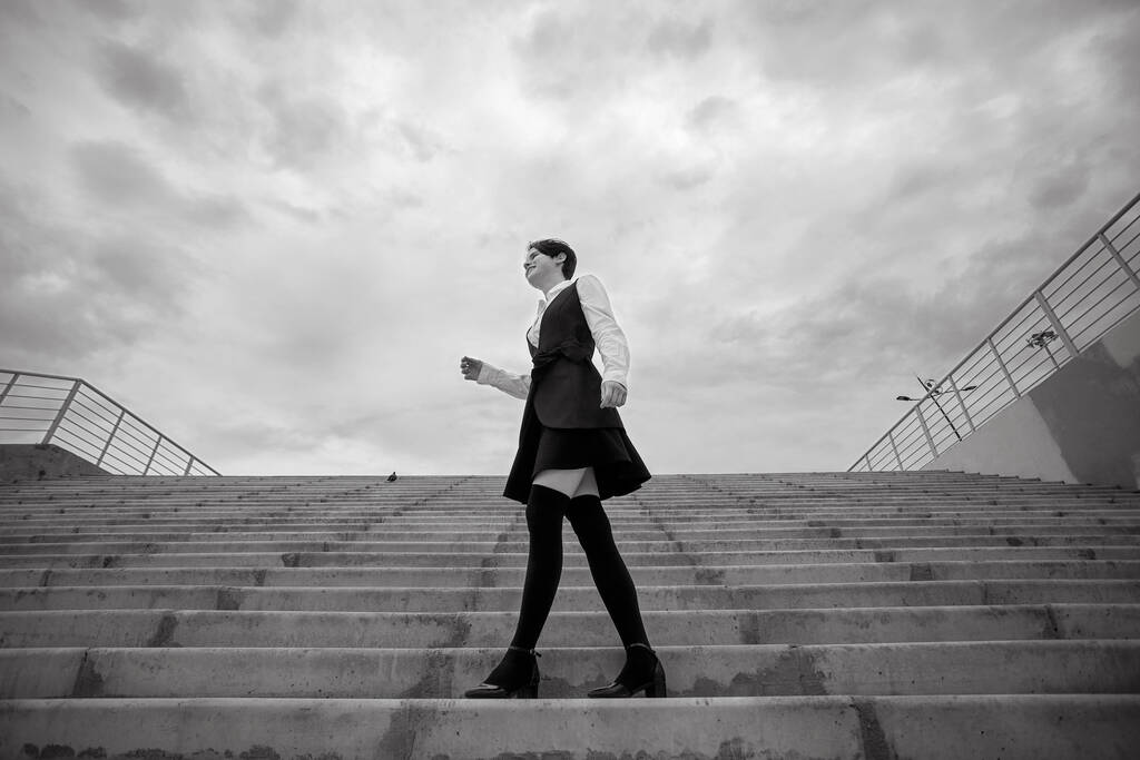 meisje op de trap zwart-wit foto - Foto, afbeelding