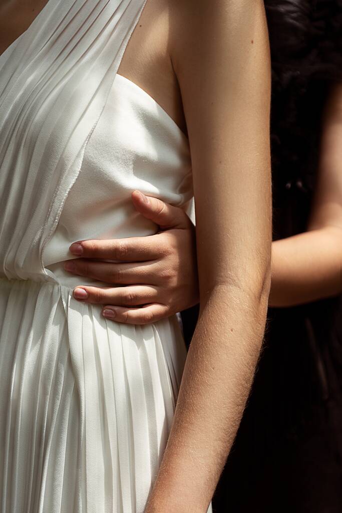 Zbliżenie ujęcie samicy z elegancką białą sukienką - Zdjęcie, obraz