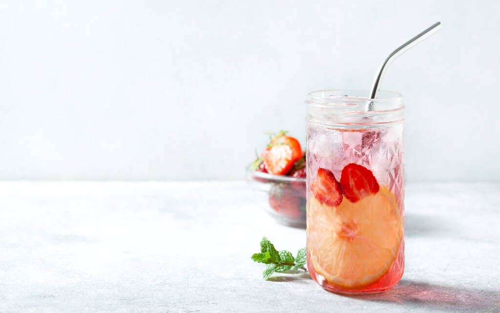 Limonade mit Erdbeeren und Minze in einem Glas auf weißem Hintergrund. Kopierraum - Foto, Bild