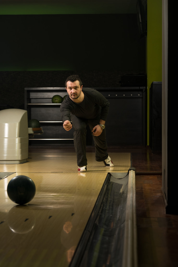 genç adam bowling - Fotoğraf, Görsel