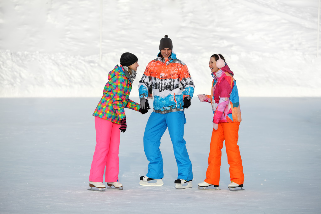 Jeunes, amis, patinage hivernal sur le lac gelé
 - Photo, image