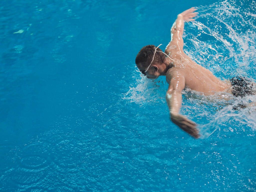 Yüzme havuzunda erkek yüzücü. Su altı fotoğrafı. Erkek yüzücü. - Fotoğraf, Görsel