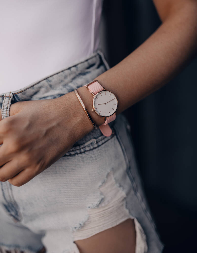 Kadın eli üzerinde şık beyaz saat - Fotoğraf, Görsel