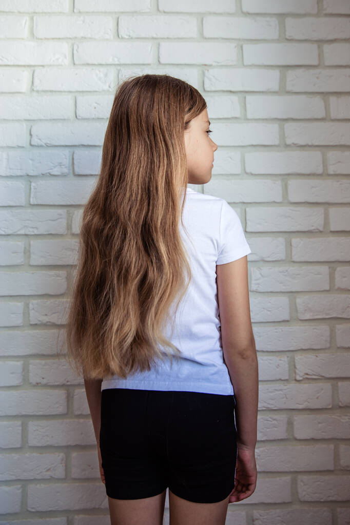 Dlouhé vlasy. Portrét krásné dívky s dlouhými vlasy. - Fotografie, Obrázek