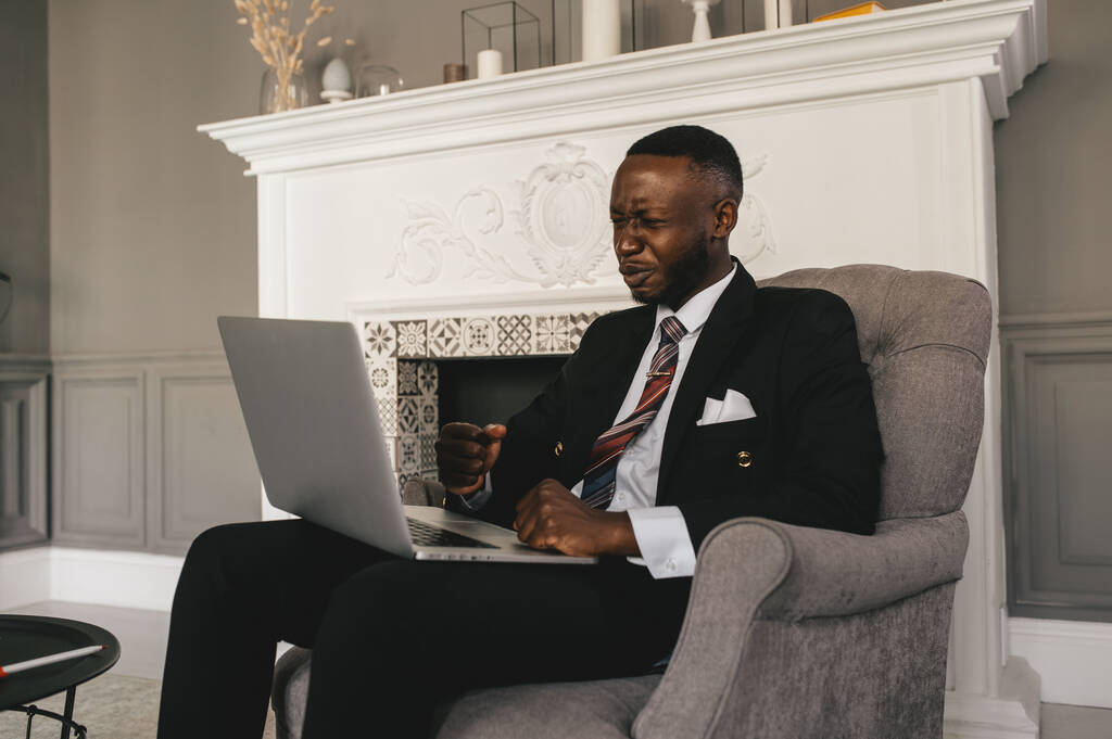 Fejlövés komoly zavaros afro-amerikai üzletember nézi laptop képernyőn. Vezetői gondolkodás kapott rossz hír vár pozitív eredményt - Fotó, kép