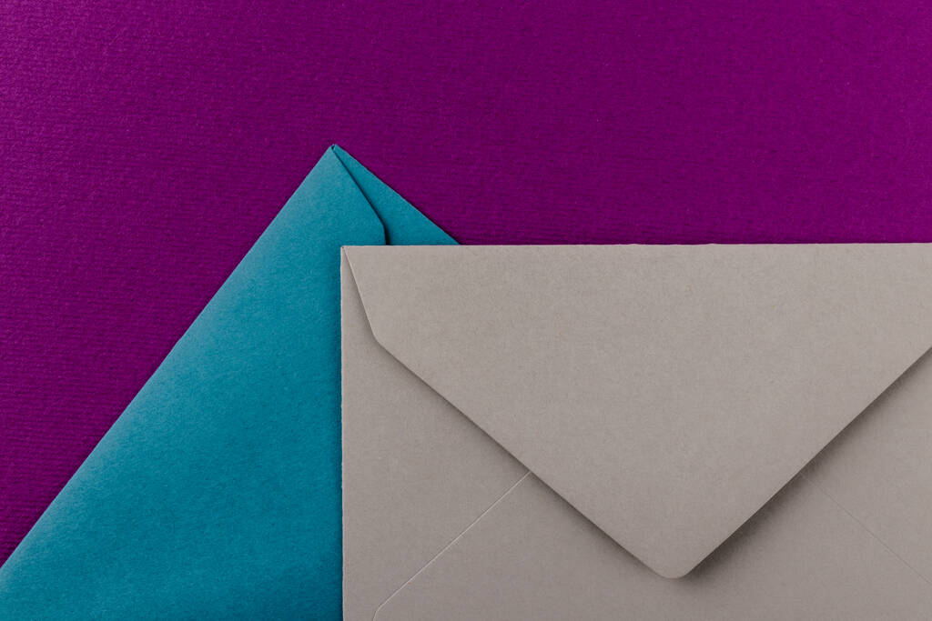 Värikkäitä kirjekuoria violetilla taustalla. Postin kirjekuoret pöydällä. - Valokuva, kuva