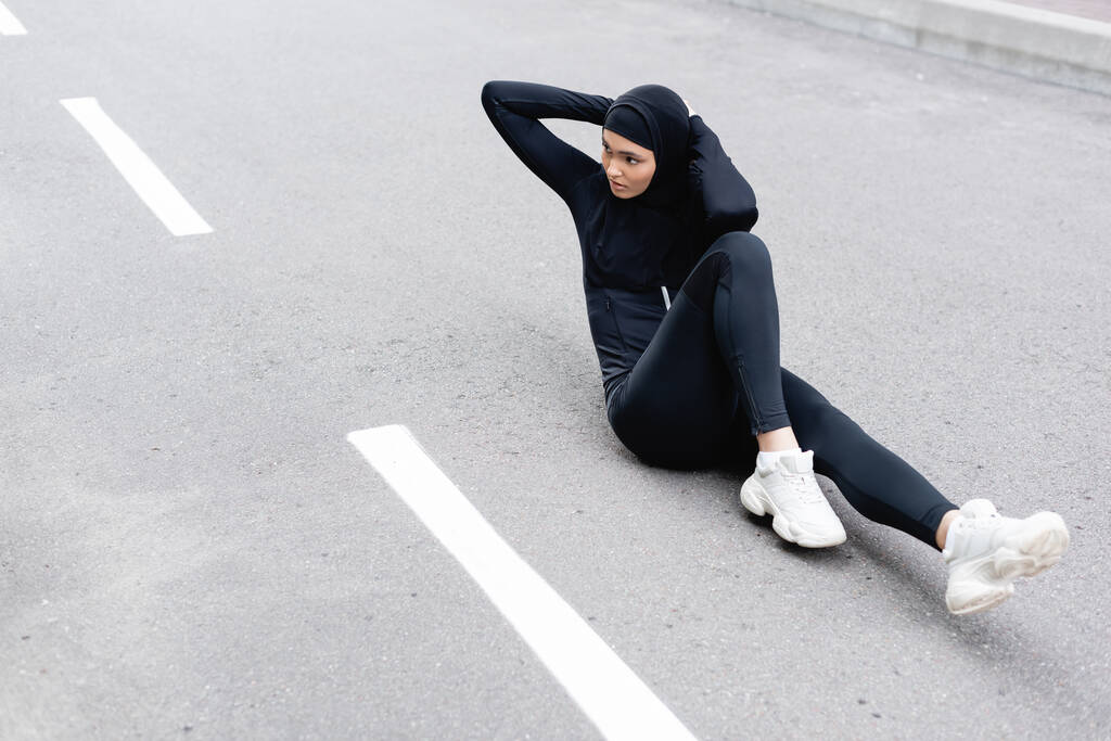 Аравійська спортсменка у хіджабі практикує асфальт.  - Фото, зображення