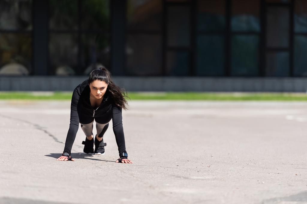 la luz del sol sobre la joven deportista que hace ejercicio sobre asfalto
  - Foto, imagen