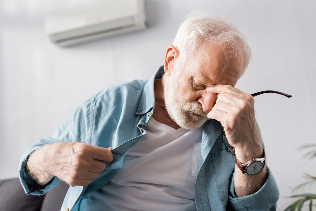 Fáradt idős férfi melegség a nappaliban - Fotó, kép