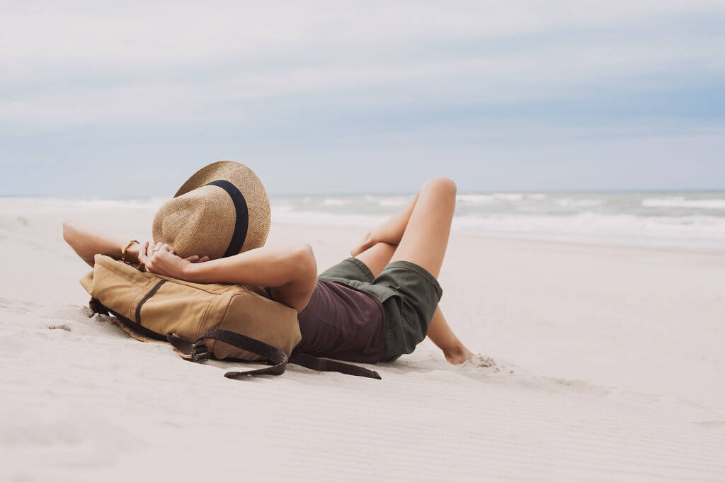 Mujer joven acostada en una playa. Concepto de relajación - Foto, Imagen