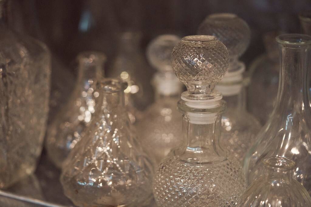 Een close-up shot van luxe glazen vaatwerk op een plank in een studio - Foto, afbeelding