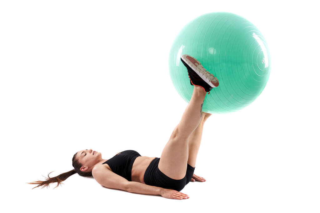 Fitness nő csinál abs rugalmas labda fehér háttér - Fotó, kép