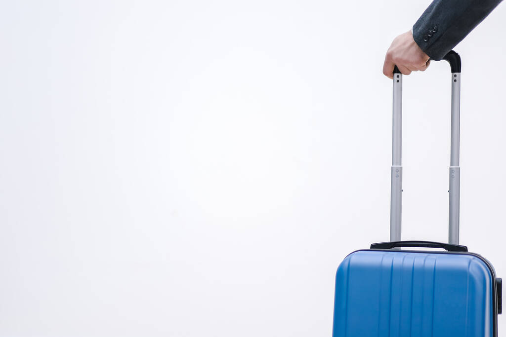 Концепція правил багажу. Обрізаний знімок руки, що тримає валізу, упаковану відповідно до всіх правил та обмежень
. - Фото, зображення