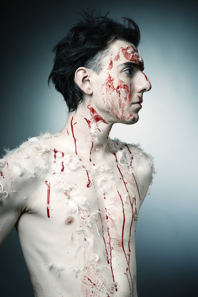 Cubierto con plumas y sangre
 - Foto, imagen
