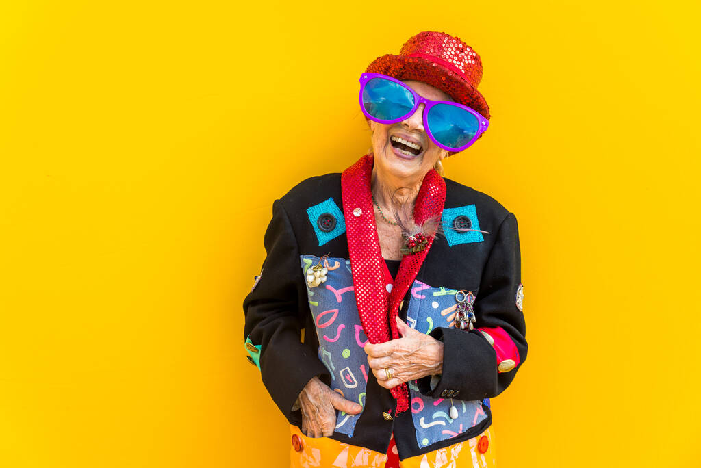 Donna anziana felice e giocosa che si diverte Ritratto di una bella signora sopra i 70 anni con vestiti eleganti, concetti sulle persone anziane - Foto, immagini