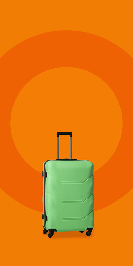 Maleta de plástico con ruedas. Maleta de equipaje de plástico verde aislada sobre fondo naranja. Impresiones de nuevos lugares. Concepto de viaje. Plantilla en blanco para banner de redes sociales. Formato vertical
 - Foto, Imagen