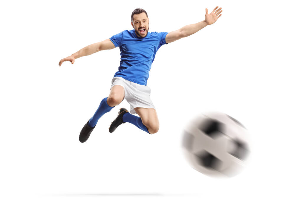 Footballeur effectuant une volée avec un ballon de football isolé sur fond blanc - Photo, image