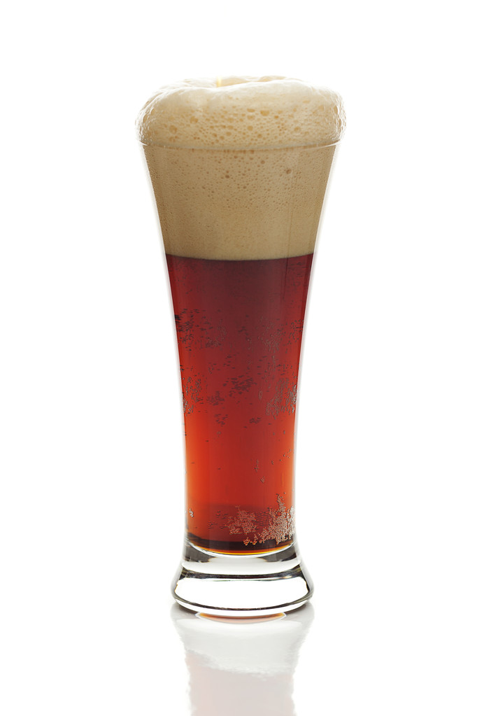 cerveza oscura con la espuma en un vaso alto aislado en blanco
 - Foto, Imagen
