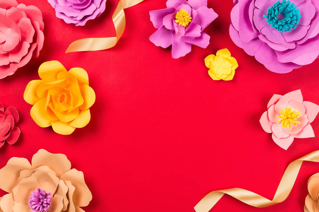 美しい花の春や夏の背景。赤い背景の紙工芸品の花、トップビュー、フラットレイアウト、コピースペース - 写真・画像