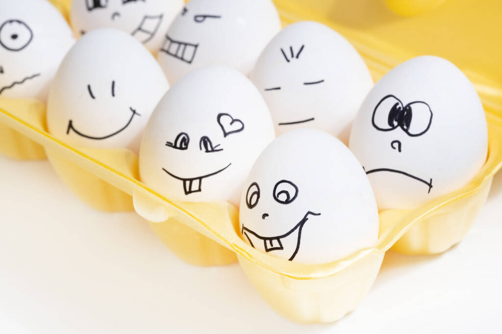 conjunto de huevos divertidos con caras pintadas
 - Foto, imagen