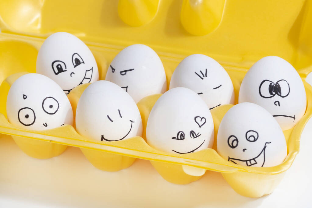 conjunto de ovos engraçados com rostos pintados
 - Foto, Imagem