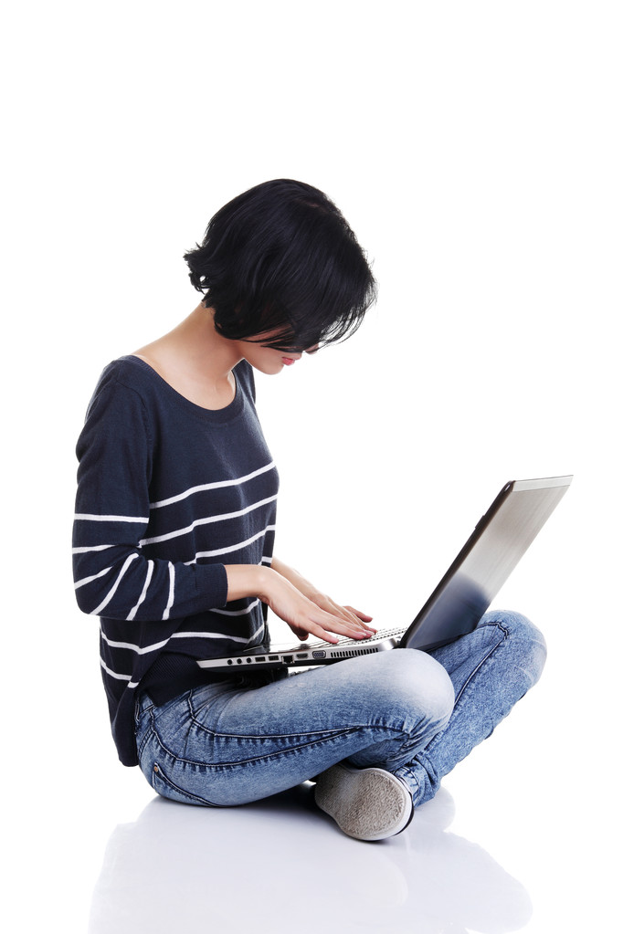 Joven mujer reflexiva con un ordenador portátil
 - Foto, imagen