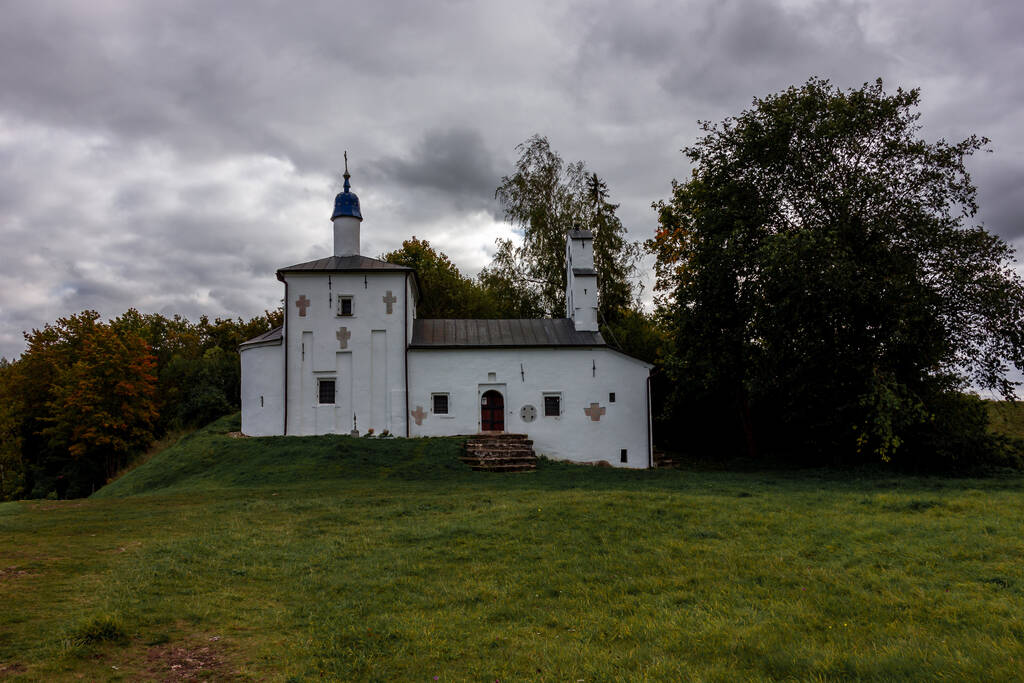 Chiesa cristiana bianca ortodossa solitaria in una valle lontana dalla città - Foto, immagini