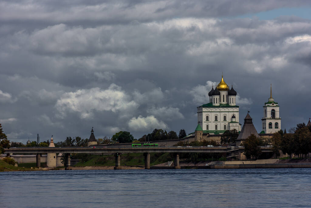 Panorama nábřeží řeky, obranné hradby a věže vedle křesťanské katedrály v historickém centru starého města Pskova, Rusko, - Fotografie, Obrázek