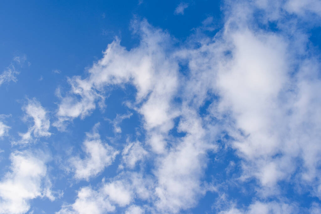 Schöne, weiße und flauschige Wolken am blauen Himmel - Foto, Bild