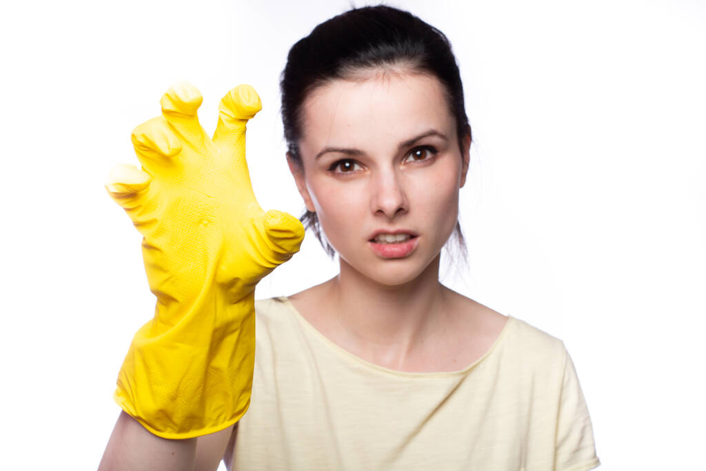 žena ve žlutých čistících rukavicích, bílé pozadí - Fotografie, Obrázek