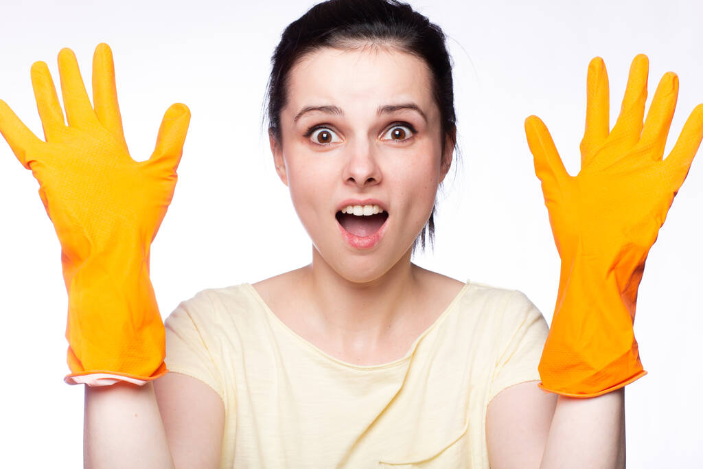 mujer emocional en guantes de limpieza naranja, empleado de la empresa de limpieza
 - Foto, imagen