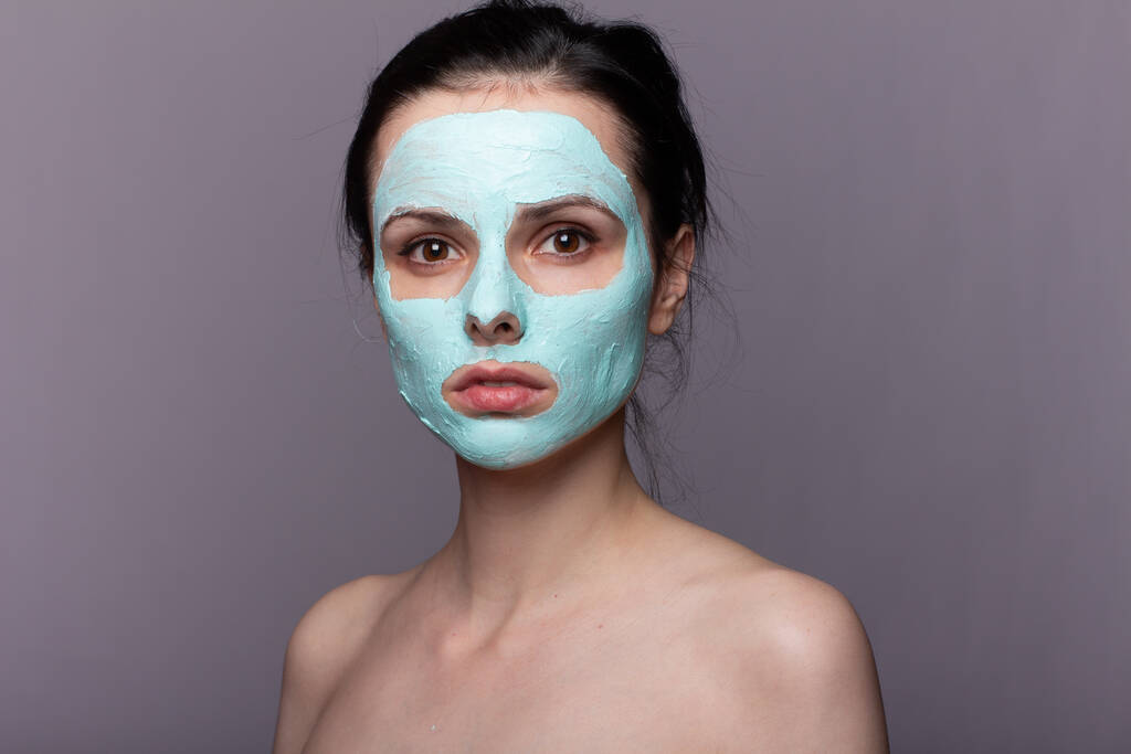 žena v kosmetické masce, problematické pleti, šedé pozadí - Fotografie, Obrázek