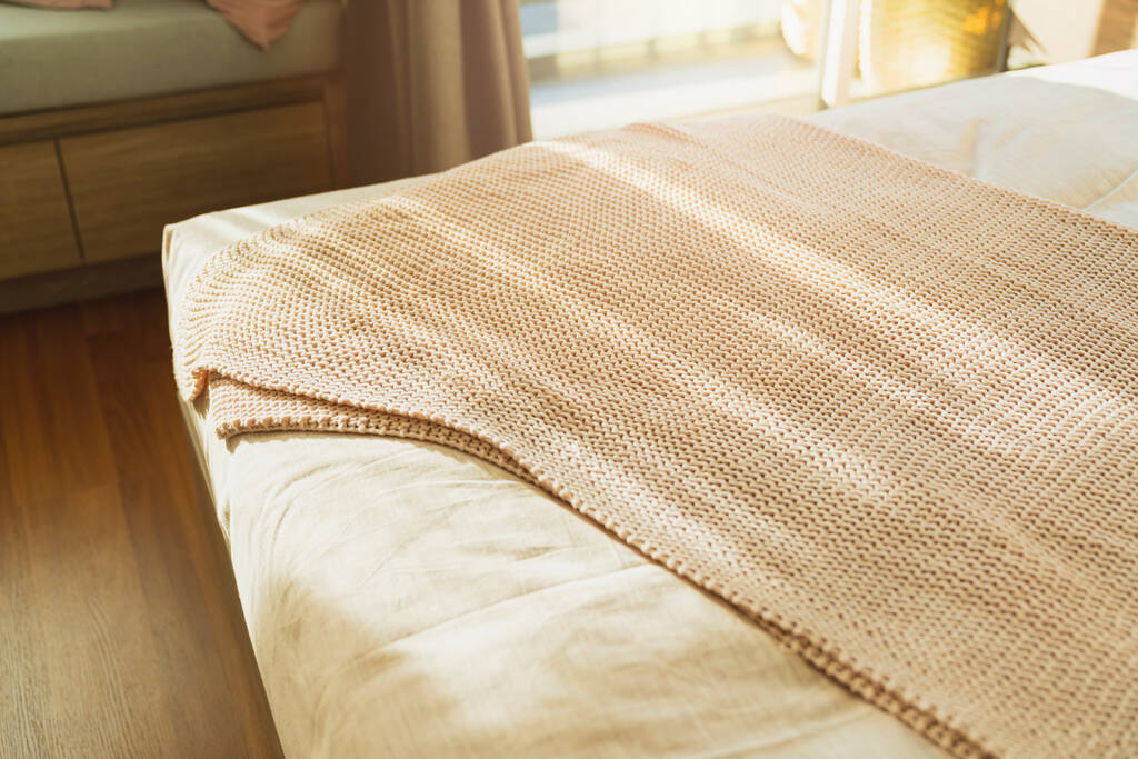 close up μαλακό κρεβάτι κουβέρτα και χαλί γούνα χαλί κοντά στο υπνοδωμάτιο παράθυρο - Φωτογραφία, εικόνα