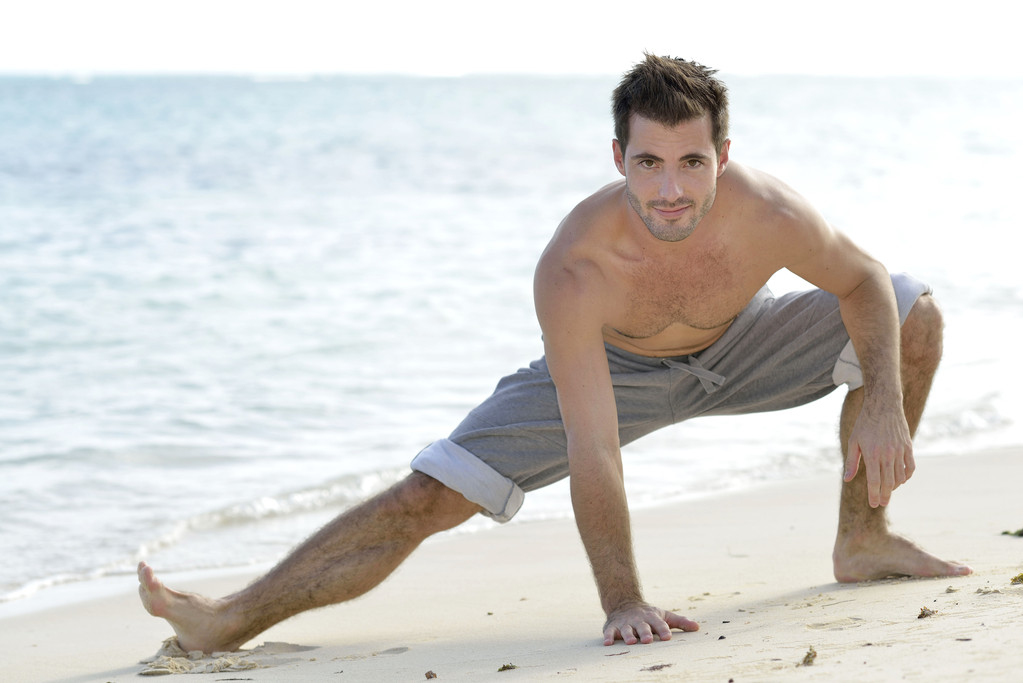 Homem que se estende na praia
 - Foto, Imagem