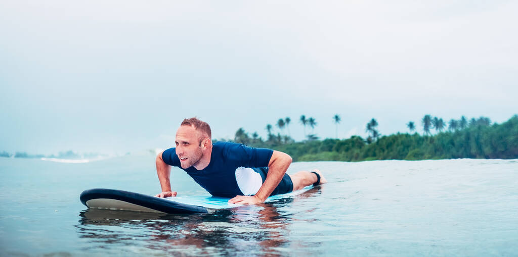 Surfer człowiek pływa na desce surfingowej  - Zdjęcie, obraz