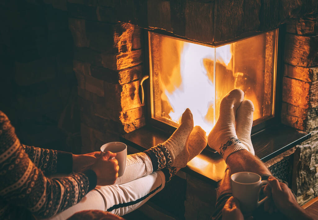 暖炉の近くに座って愛のカップル。暖かい靴下の脚をイメージを閉じます。居心地の良いクリスマスホーム雰囲気 - 写真・画像