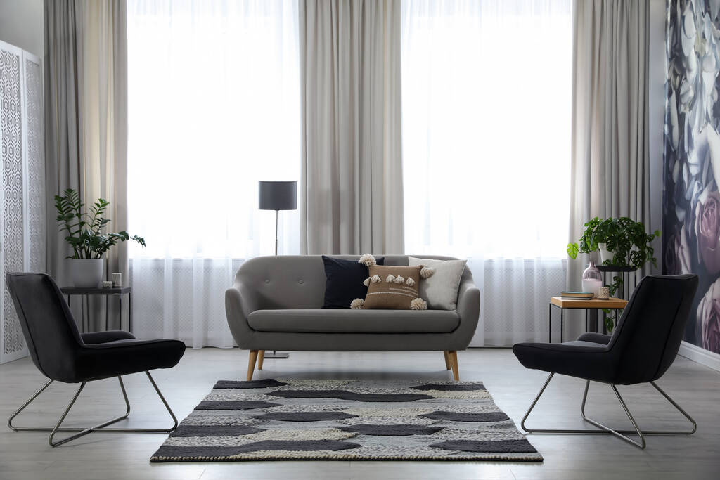 Modern nappali belső, kényelmes kanapéval és fotelekkel - Fotó, kép
