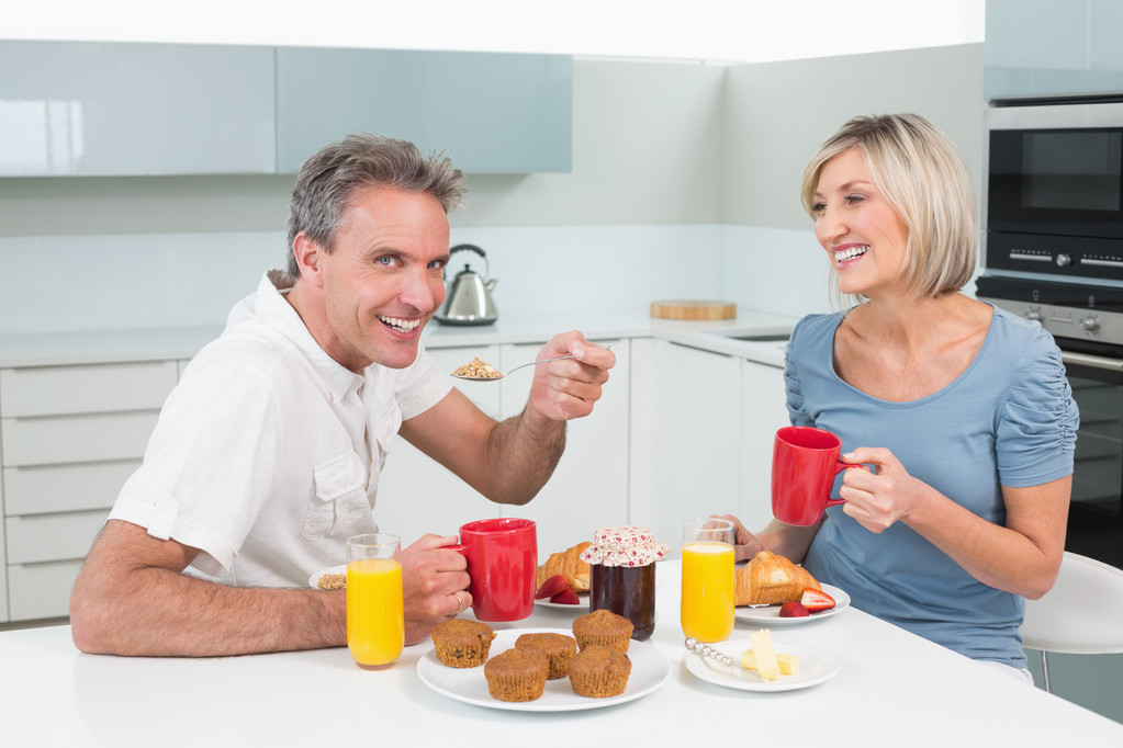 Счастливая пара завтракает на кухне
 - Фото, изображение