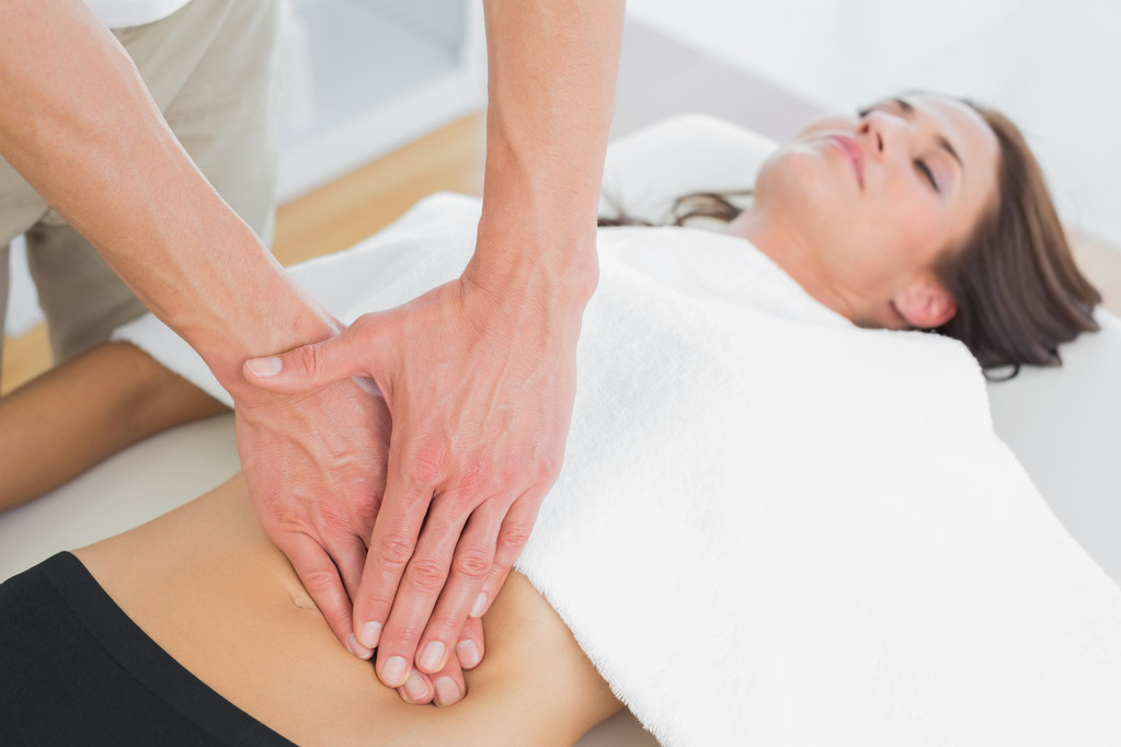 zbliżenie: fizjoterapeuta, masaż ciała kobiety - Zdjęcie, obraz