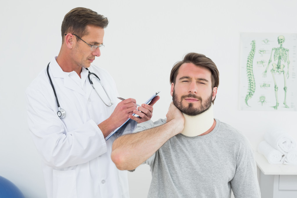 Médico masculino examinando el cuello torcido de un paciente
 - Foto, Imagen